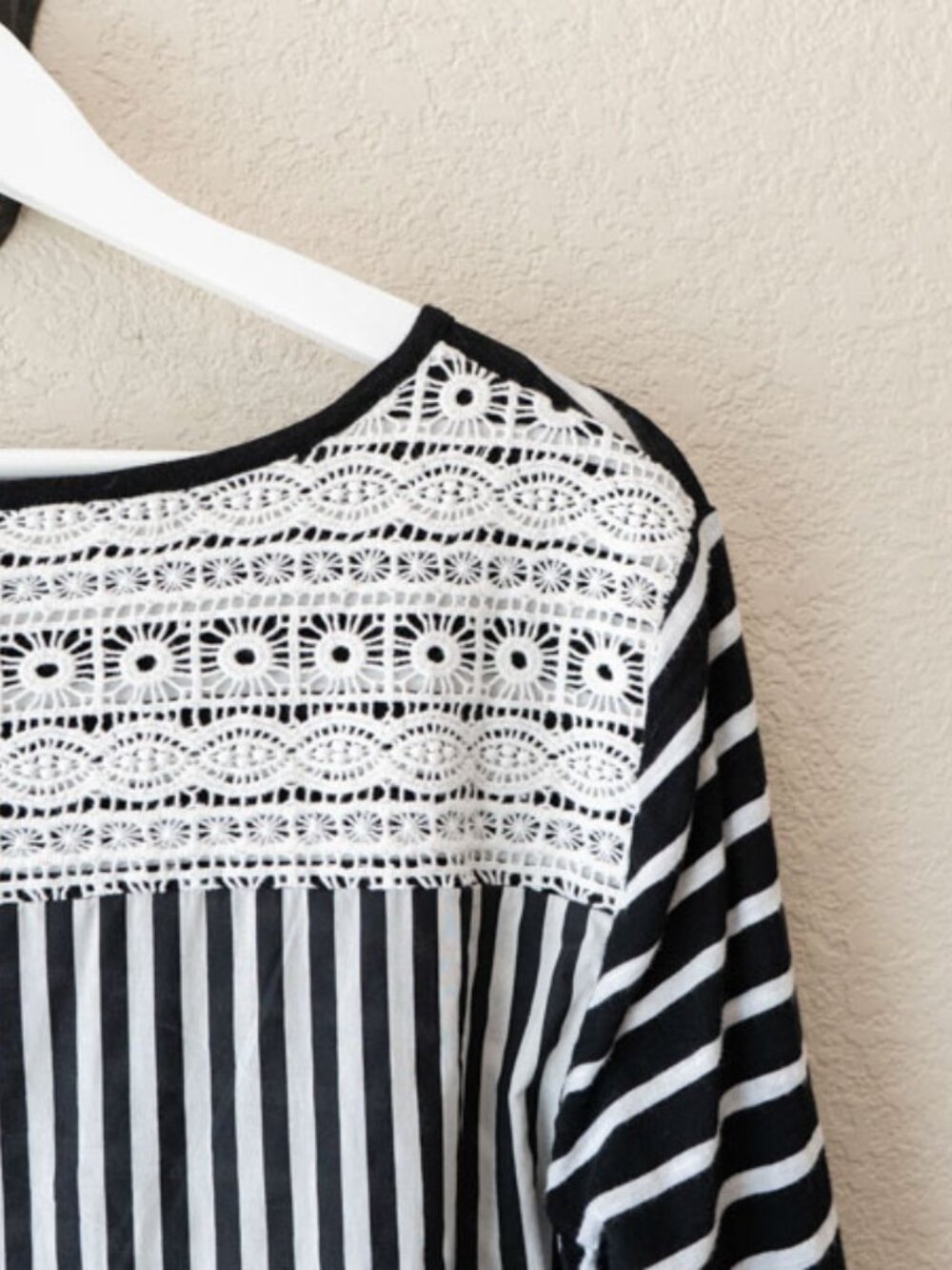 Chico’s Black White Stripe Lace Back Hi Lo Top Medium 100% Cotton Nautical - Picture 10 of 12